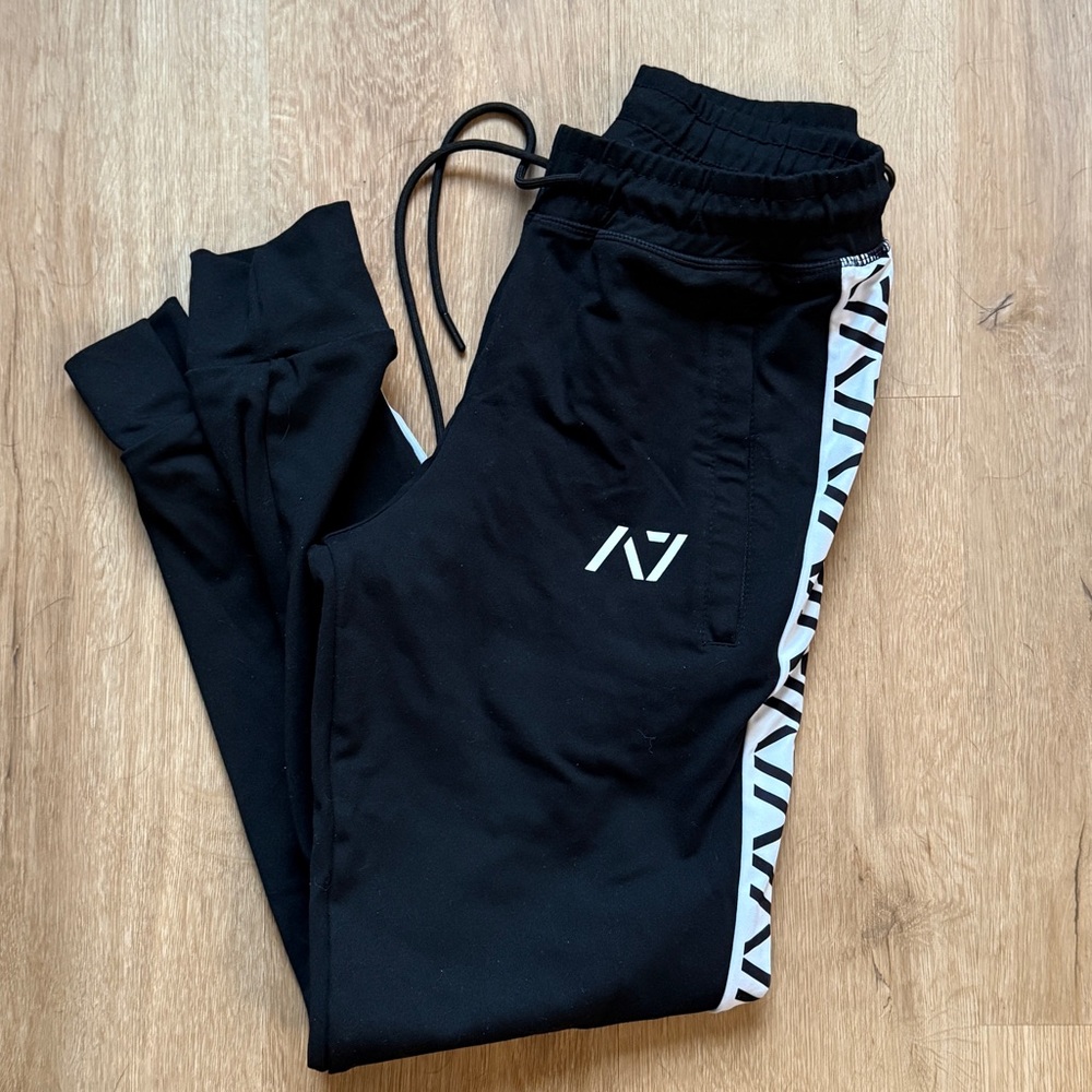 A7 Joggers
